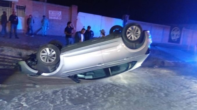 Policía Vial atiende volcadura de vehículo en Boulevar Juan Pablo II