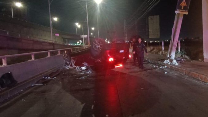 Policía Vial atiende choque contra objeto fijo con posterior volcadura en Boulevard a Zacatecas