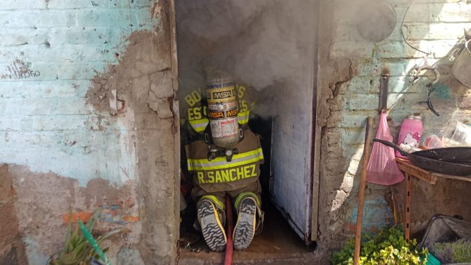 Bomberos del Estado y Municipio de Jesús María sofocaron incendio en domicilio de la comunidad de Valladolid