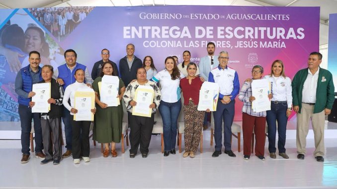 Gobernadora Tere Jiménez hace realidad el sueño de 150 familias: después de 20 años hoy recibieron escrituras