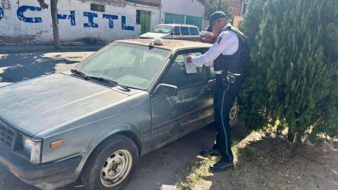 Avanza Policía Vial en el ordenamiento de vehículos abandonados en la vía pública