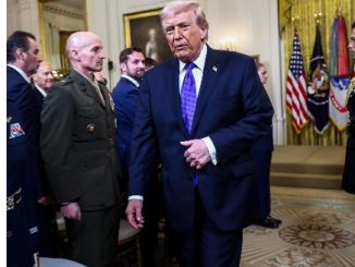 Trump dice que "pronto" sabrán cual será su represalia por el ataque a su embajada en Riad
