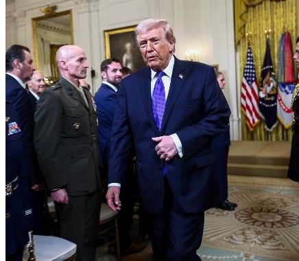 Trump dice que "pronto" sabrán cual será su represalia por el ataque a su embajada en Riad