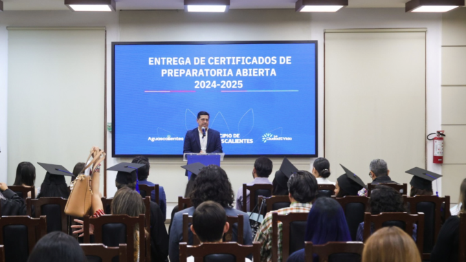 Reconoce Leo Montañez a Servidores Públicos Municipales que se Gradúan del Bachillerato