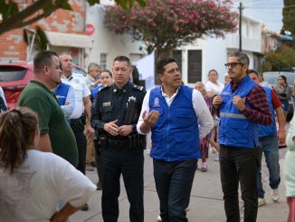 Visita Leo Montañez a Familias de la Macías Arellano para atender sus necesidades