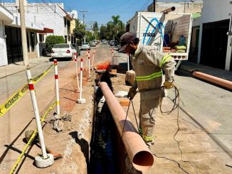 Intensifica Leo Montañez rehabilitación de redes sanitarias en el fraccionamiento Moderno