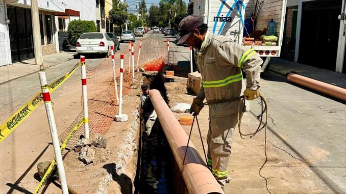Intensifica Leo Montañez rehabilitación de redes sanitarias en el fraccionamiento Moderno