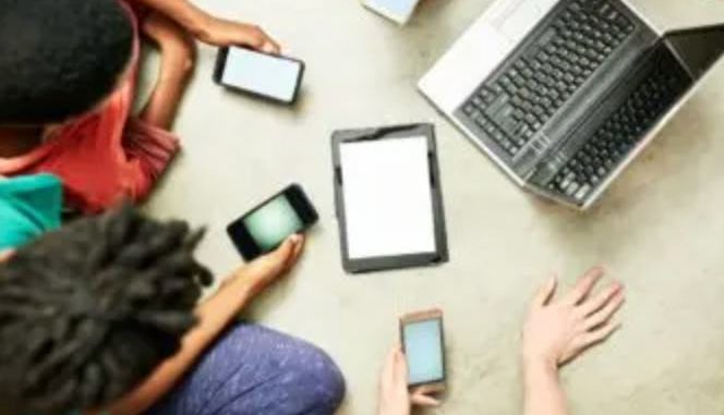 Estudios relacionan el uso de pantallas con problemas mentales y sociales