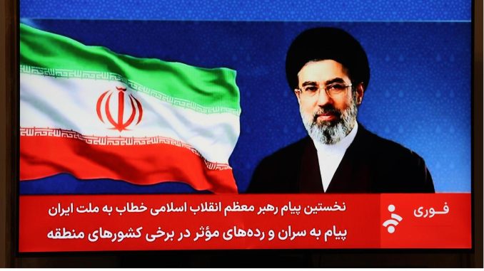 Nuevo líder supremo de Irán desafía a EE.UU. y pide cerrar el Estrecho de Ormuz en su primer mensaje