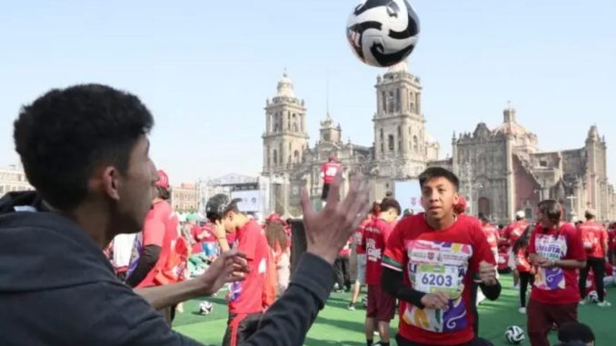 CDMX alcanza Récord Guinness por clase de fútbol más grande del mundo
