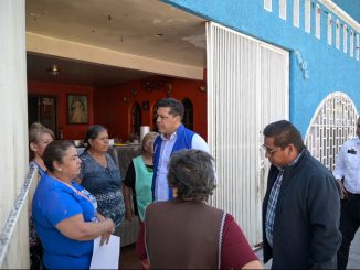 Mantiene Leo Montañez cercanía con habitantes de la colonia Insurgentes