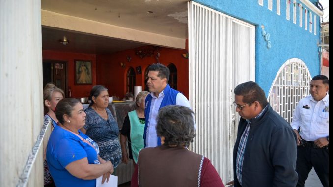 Mantiene Leo Montañez cercanía con habitantes de la colonia Insurgentes
