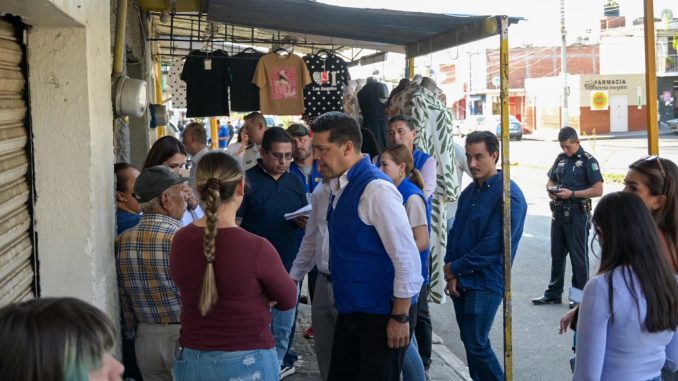 Se reúne Leo Montañez con vecinos de la Insurgentes para atender sus inquietudes