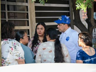 Leo Montañez visita a vecinos del fraccionamiento J. Guadalupe Peralta