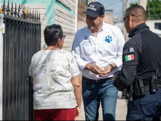 Leo Montañez visita a los vecinos del Infonavit Las Viñas