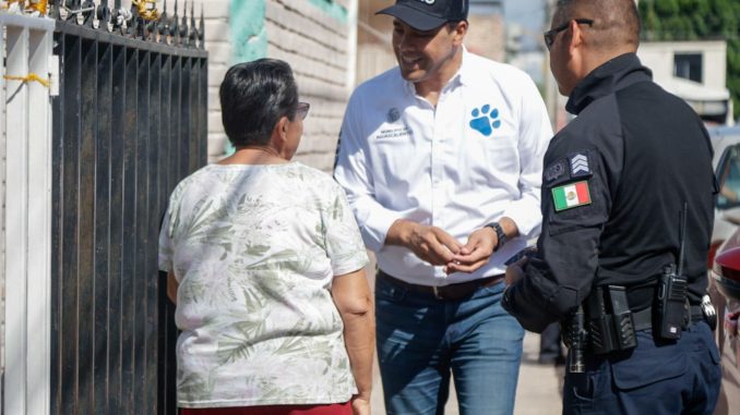 Leo Montañez visita a los vecinos del Infonavit Las Viñas