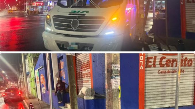 Policía Vial atiende choque de autobús contra objetos fijos en Av. Siglo XXI