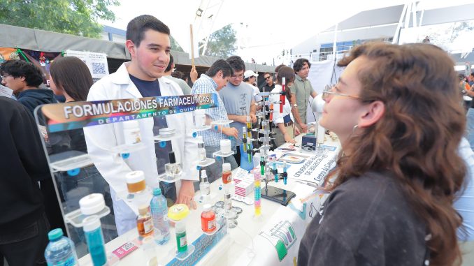Camino profesional: estudiantes de BACHUAA participan en la 1ª Muestra Profesiográfica