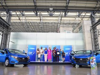 Gobernadora Tere Jiménez entrega autos a Ganadores del Sorteo del día de la Familia