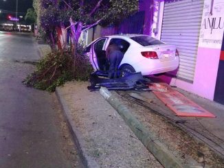 Policía Vial atiende choque contra objetos fijos en la colonia del Trabajo