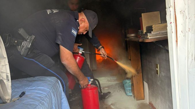 Policías Estatales y Municipales de Aguascalientes atienden reporte de incendio de casa-habitación en un domicilio del fraccionamiento Morelos II