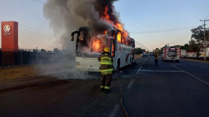 Bomberos Estatales sofocan incendio de camión de transporte de personal, sin personas lesionada