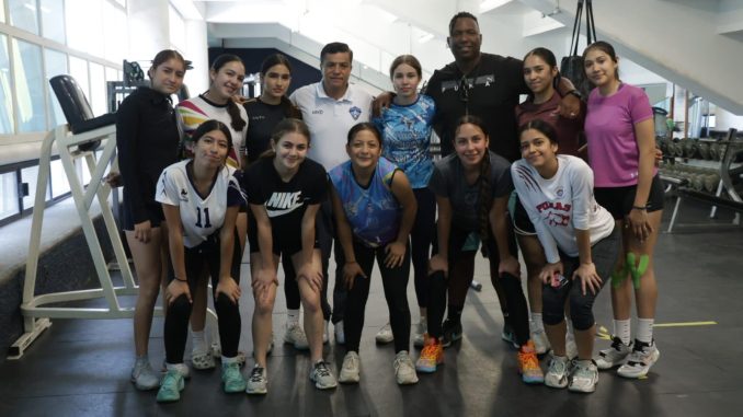 Director del IDEA platicó con la selección estatal de voleibol femenil