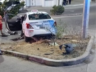 Policía Municipal atiende reporte de asalto de taxista que termina en choque contra objeto fijo en el fraccionamiento Natura
