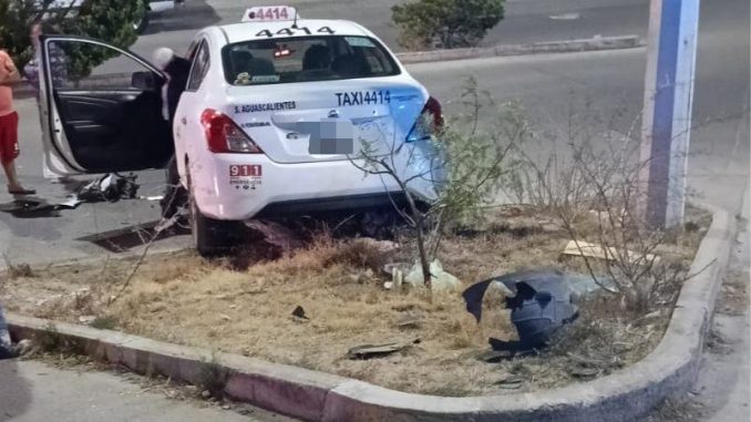 Policía Municipal atiende reporte de asalto de taxista que termina en choque contra objeto fijo en el fraccionamiento Natura