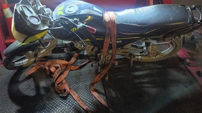 Policías Estatales aseguran motocicleta con alteraciones que fue abandonada a metros de la Puerta de Seguridad oriente