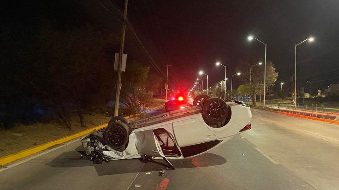 Policía Vial atiende volcadura en Av. Siglo XXI tras impacto contra árbol