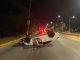 Policía Vial atiende volcadura en Av. Siglo XXI tras impacto contra árbol