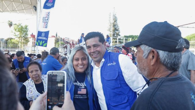 Se reúne Leo Montañez con familias del Fidel Velázquez