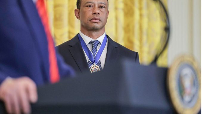 Nuevo video muestra que Tiger Woods miraba su celular en el momento del accidente de tráfico
