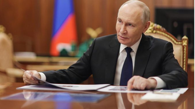 Guerra, bloqueos de internet y crisis económica: La "tormenta perfecta" que sacude a Putin