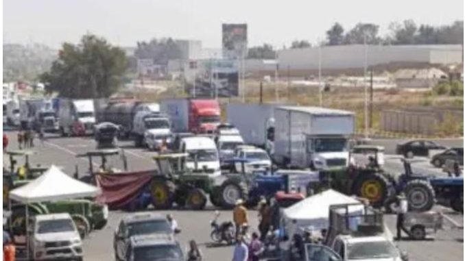Transportistas exigen soluciones mientras CANACINTRA pide diálogo