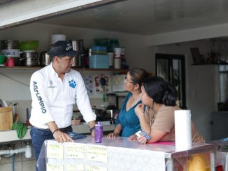 Visita Leo Montañez colonia Insurgentes para conversar con las familias y comerciantes