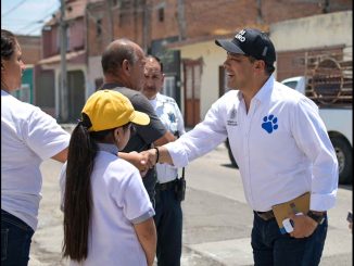 Recorre Leo Montañez colonia Miravalle para escuchar y atender a los vecinos