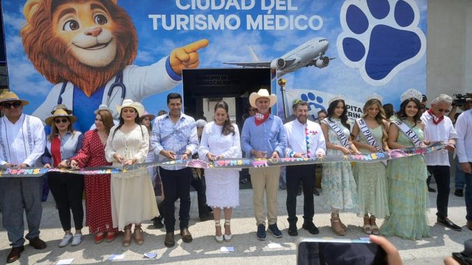 Inauguran Tere Jiménez y Leo Montañez Stand del Municipio de Aguascalientes en el perímetro de la FNSM 2026