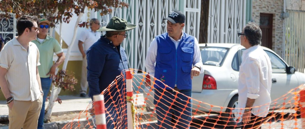 Supervisa Leo Montañez rehabilitación de red sanitaria en la colonia Del Carmen