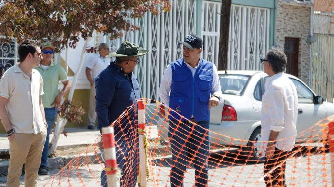 Supervisa Leo Montañez rehabilitación de red sanitaria en la colonia Del Carmen