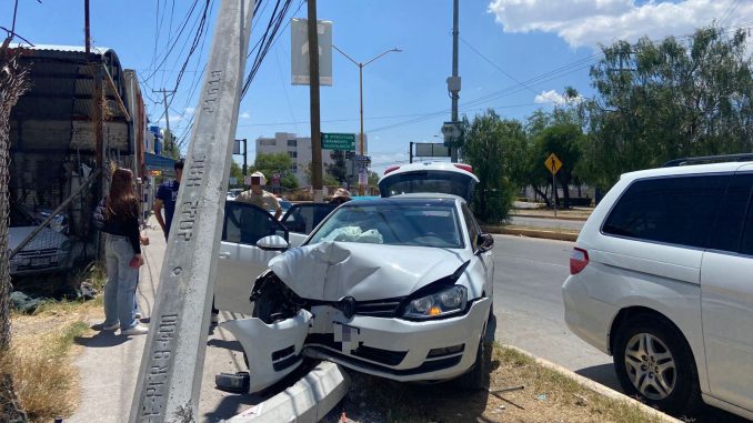 Policía Vial atiende choque contra poste en Av. Eugenio Garza Sada