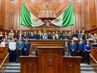 Alma Hilda se reúne en el Pleno Legislativo con estudiantes de Derecho