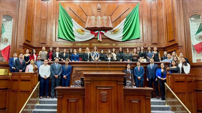Alma Hilda se reúne en el Pleno Legislativo con estudiantes de Derecho