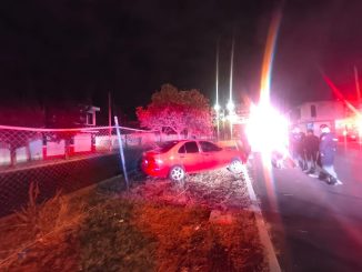 Policía Vial atiende choque contra malla ciclónica en Jardines de la Cruz