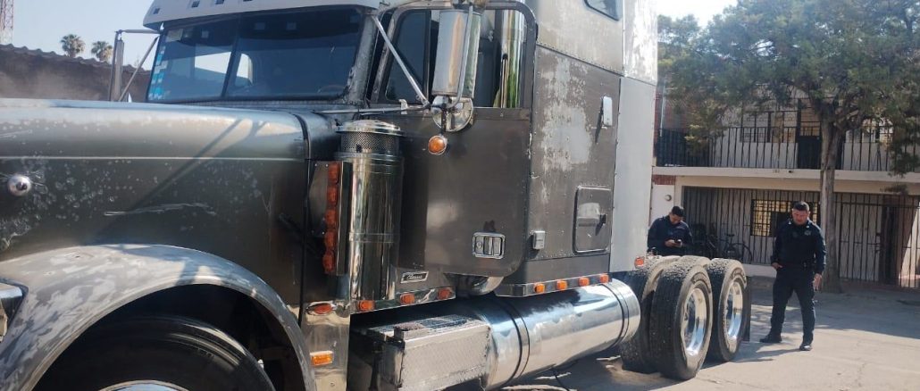 Policías Estatales localizaron trailer que era conducido por persona que realizó la carga de combustible sin pagar sumando la cantidad de 32 mil pesos