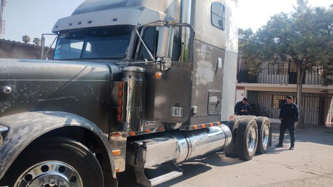 Policías Estatales localizaron trailer que era conducido por persona que realizó la carga de combustible sin pagar sumando la cantidad de 32 mil pesos