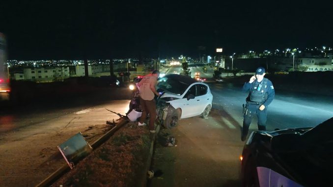 Policía Vial atiende choque entre dos vehículos en Av. Siglo XXI