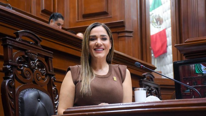 Arlette Muñoz impulsa Reforma para frenar basura electrónica