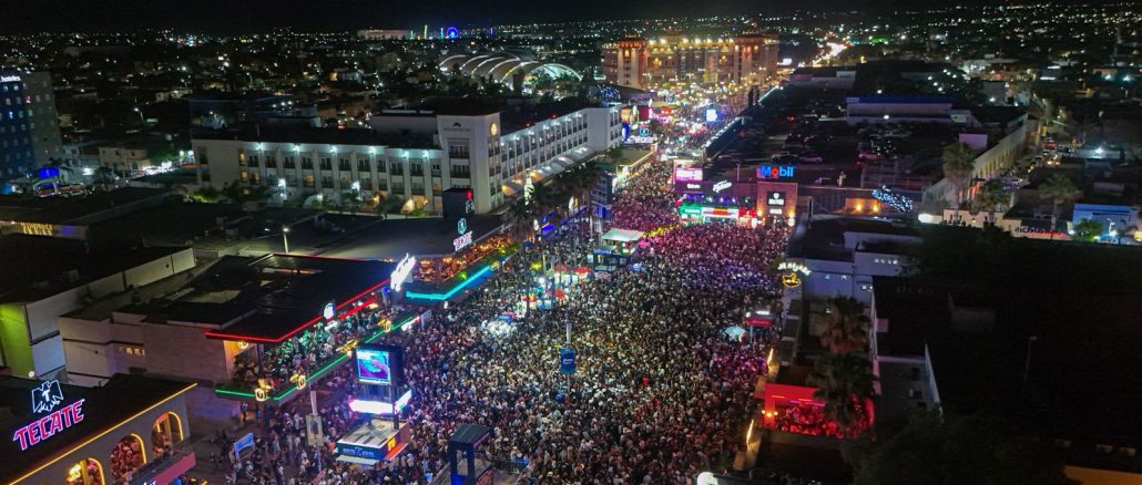 OCUPACIÓN HOTELERA SUPERA EL 90% EN AGUASCALIENTES DURANTE EL SEGUNDO FIN DE SEMANA DE LA FERIA NACIONAL DE SAN MARCOS elemento1.png 28 de abril de 2026 facebook.png twitter.png whatsapp.png Aguascalientes registró una ocupación hotelera del 90 por ciento durante el pasado fin de semana, en pleno desarrollo de la Feria Nacional de San Marcos (FNSM), lo que lo consolida como uno de los destinos más demandados del país en esta temporada. El flujo constante de visitantes generó una alta demanda de hospedaje, especialmente en hoteles y plataformas ubicadas dentro o cerca del perímetro ferial, donde en los días de mayor actividad prácticamente no hubo disponibilidad, de acuerdo con la Secretaría de Turismo del Estado. Actualmente, Aguascalientes cuenta con una oferta de 8 mil 152 habitaciones en 208 centros de hospedaje, además de cerca de mil opciones en plataformas digitales como Airbnb, lo que permite atender a distintos perfiles de visitantes. La tendencia se mantiene al alza. Autoridades y prestadores de servicios turísticos recomiendan planear con anticipación y asegurar hospedaje, ante la expectativa de un nuevo repunte durante el próximo fin de semana, impulsado por el puente vacacional.